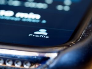smartphone dating app profile editing