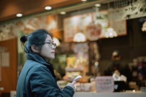 japanese woman cafe choosing