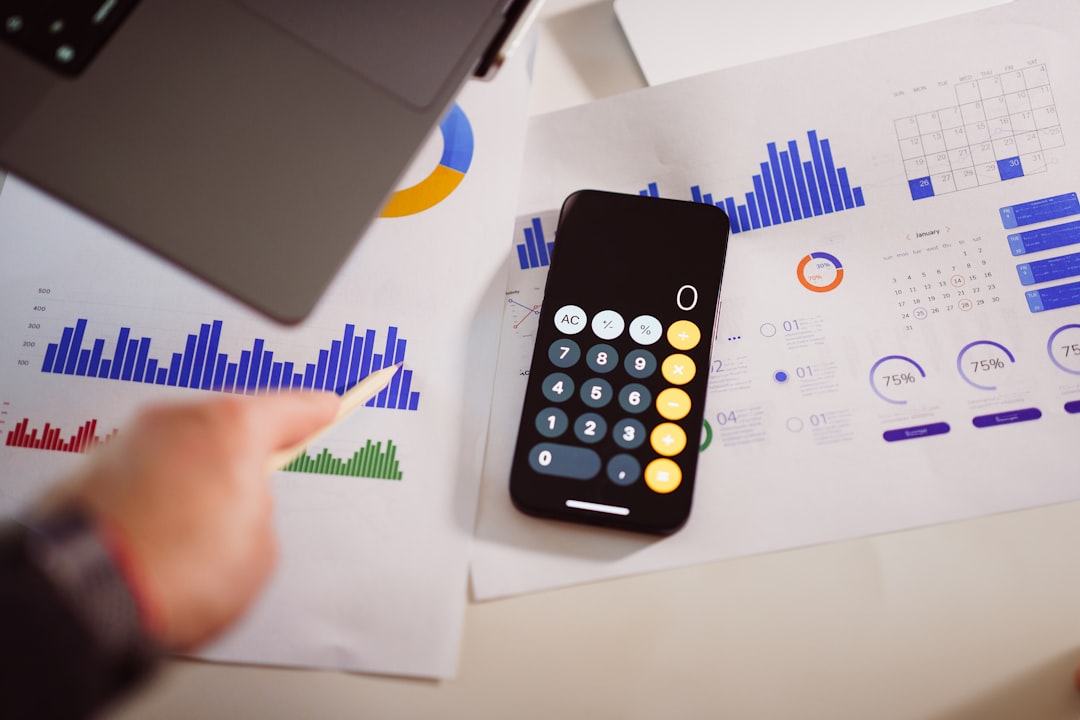 woman smartphone budget calculator