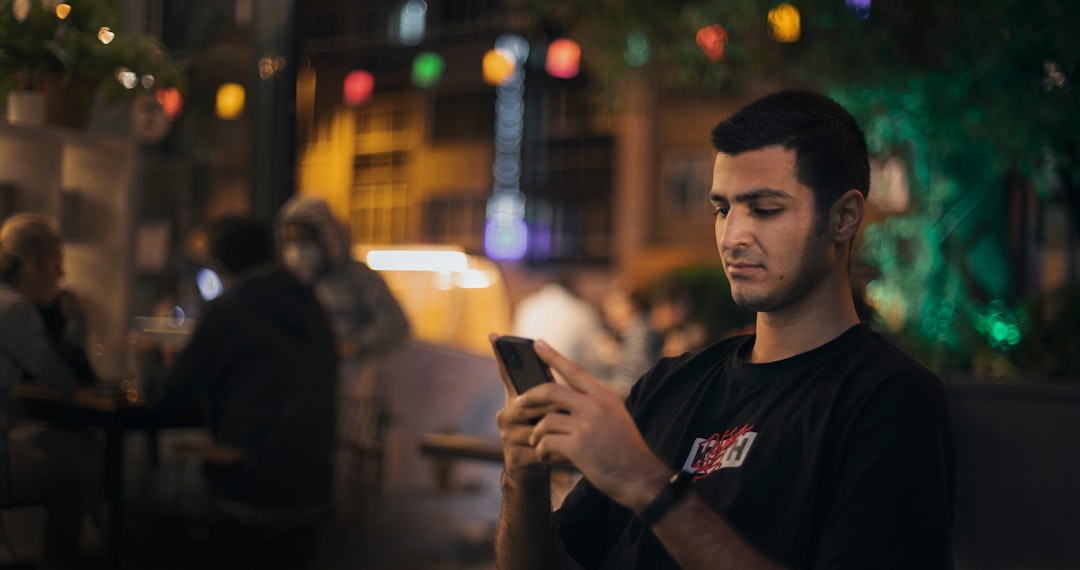 thinking man smartphone cafe