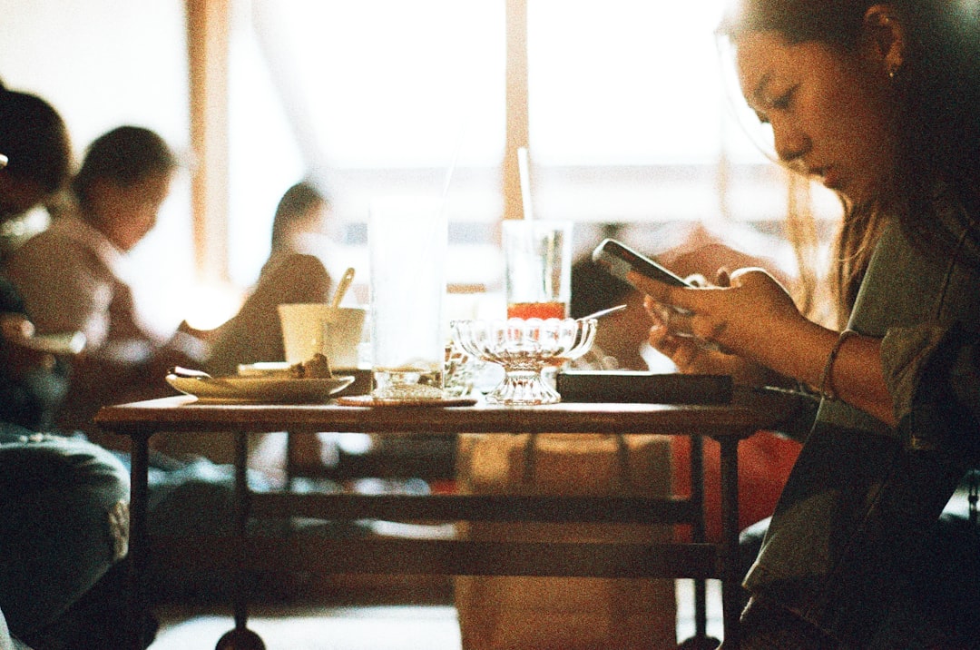 japanese woman smartphone matching app cafe