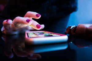 dating app smartphone night