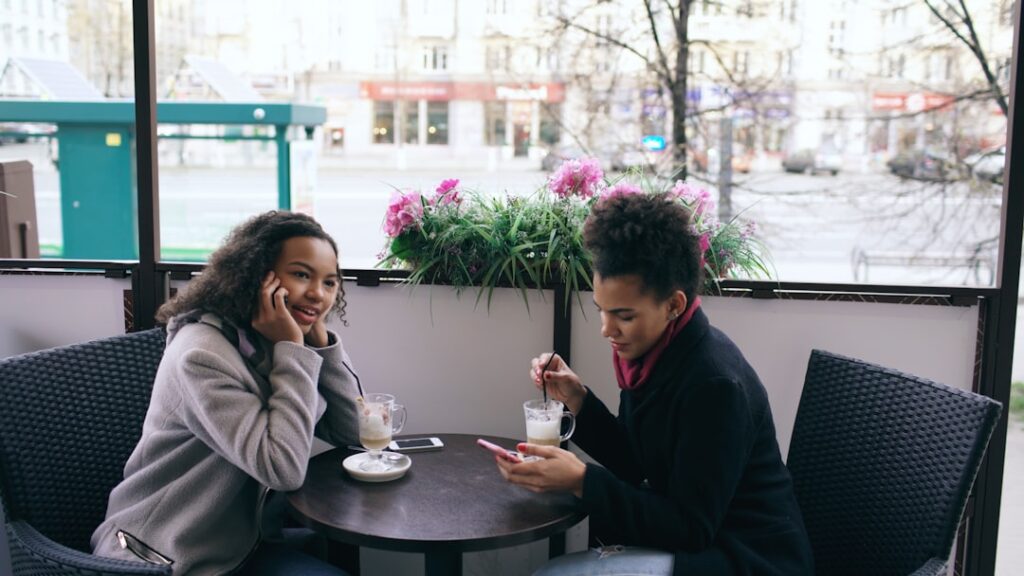 couple smartphone cafe conversation