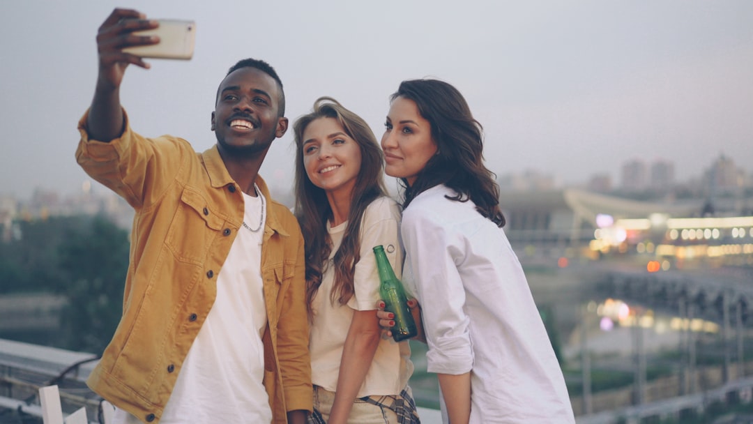 dating app comparison smartphone three