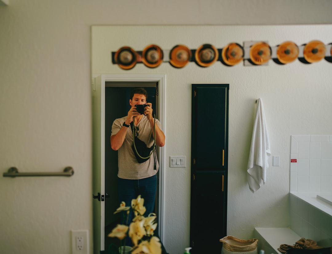 selfie mirror bathroom phone reflection