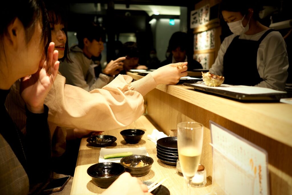 woman smartphone restaurant date tokyo