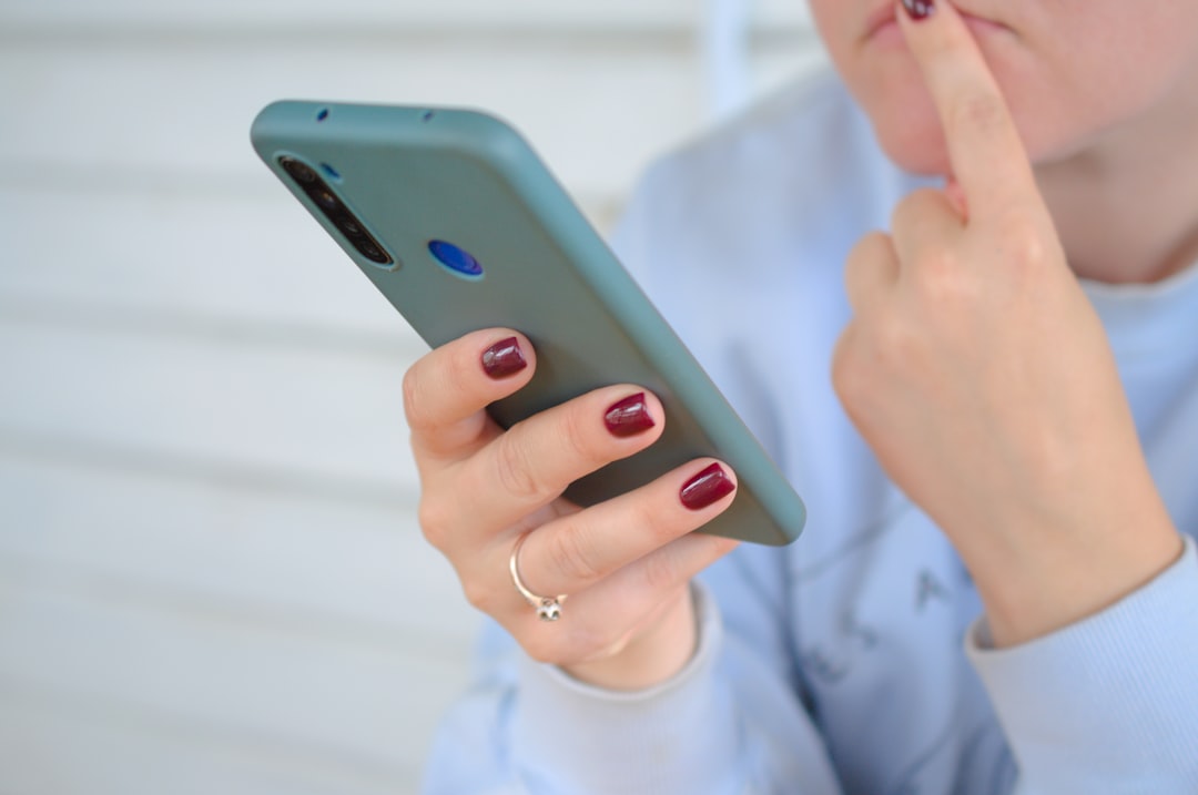 caution warning smartphone romance scam