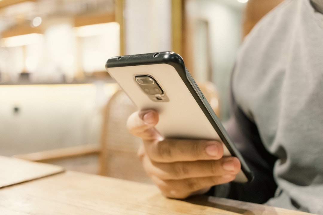 smartphone price comparison table man