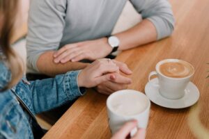 couple talking cafe