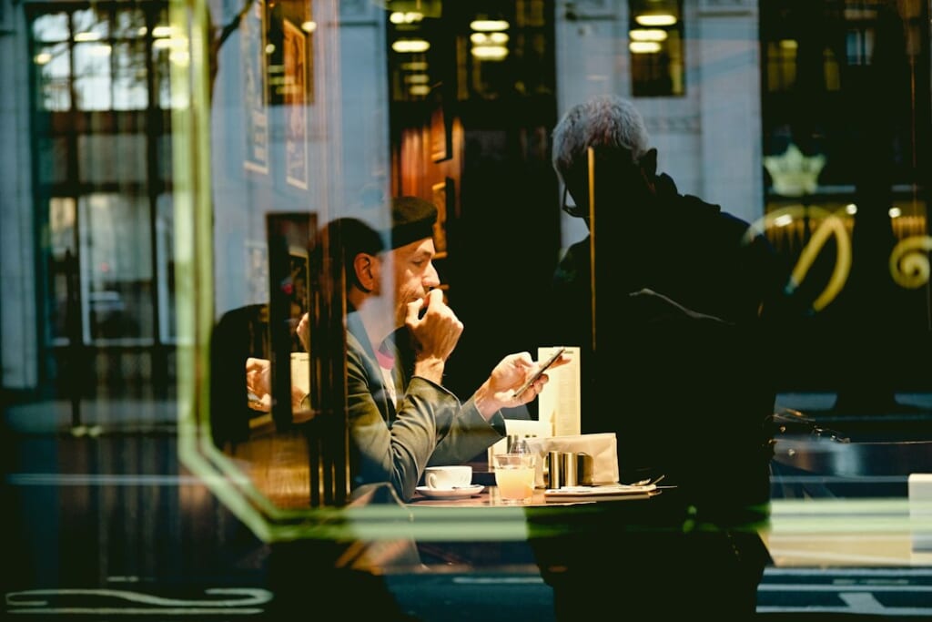 couple first date cafe smartphone