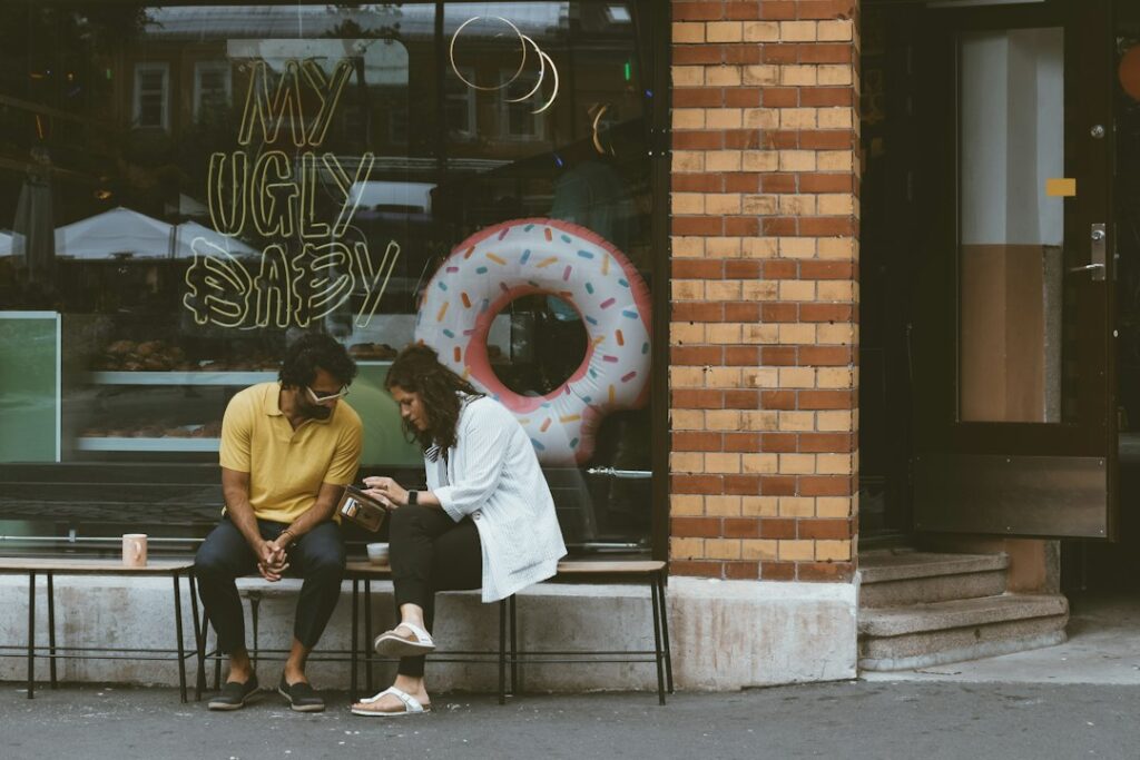 couple smartphone coffee shop message
