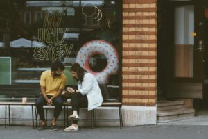 couple smartphone coffee shop message