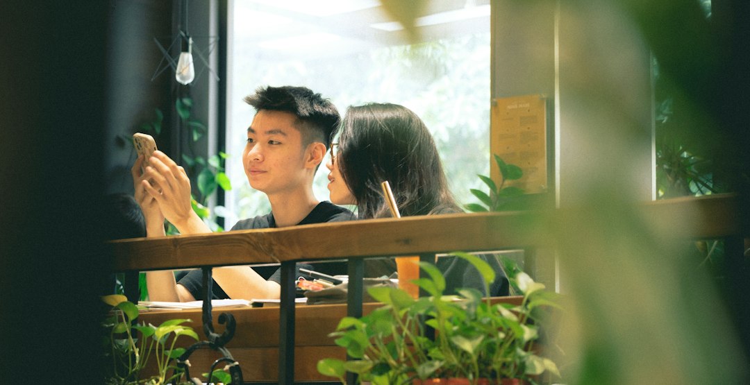 couple smartphone coffee shop review