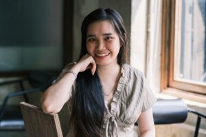 japanese woman smiling counseling meeting